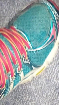 Éjaculation sur Asics se faufile