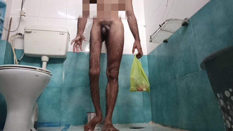 Brijesh 270: 下流的继母帮助她的小男孩洗澡并吮吸他的鸡巴