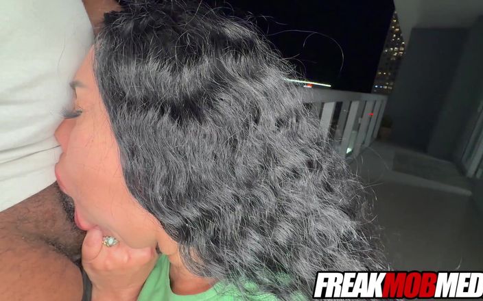 Freak Mob Media: Rainha Rouge dá um boquete safado