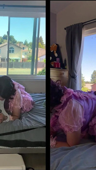Mucama mariquita de satén rosa monta su juguete sexual de muñeca mientras está bloqueada