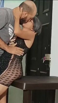 Mama mea vitregă sexy se excita după o petrecere și facem sex riscant în sufragerie