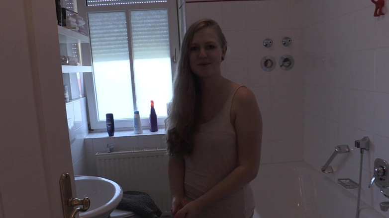 Casting66: Julia Pissing