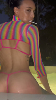 Latina Mojada Provocandome Junto a La Piscina