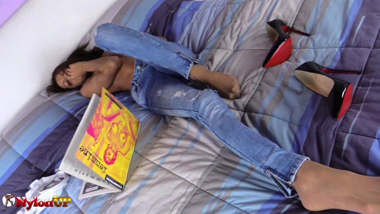 Foot Fetish HD: Симпатичная крошка-брюнетка Jessica принимает душ