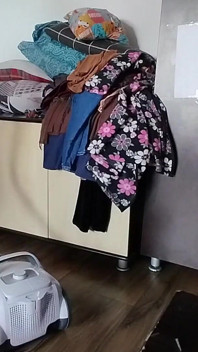 Brunett hårig fitta dansar naken runt i huset. Amatör fru hårig fitta, stor röv.