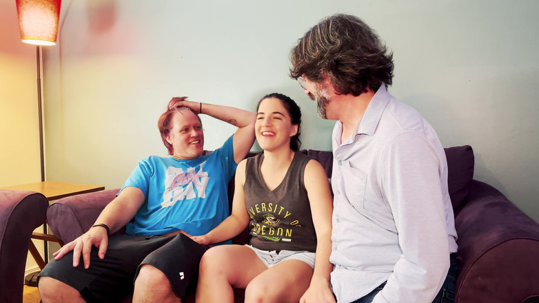 Cliff Media: Volledige video - heteroflexible trio: de opwinding van een vriendin moedigt...