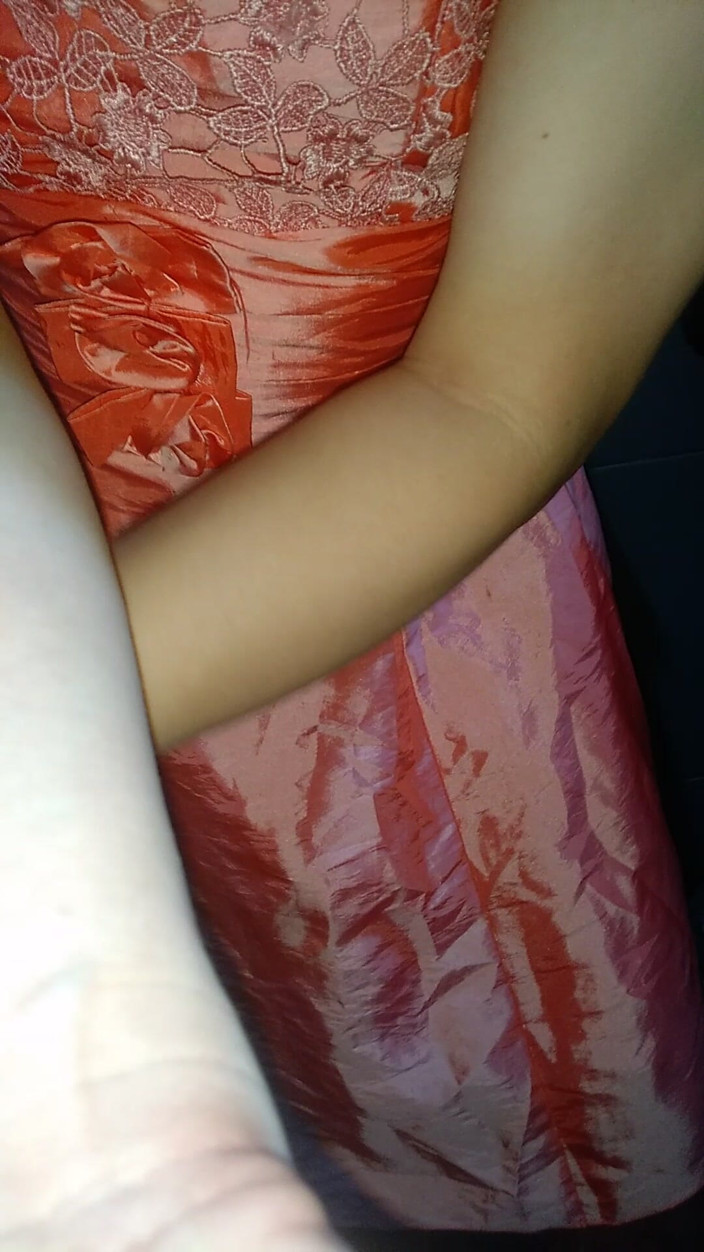 Naomisinka: Crossdressing e gozada da menina na festa de cetim rosa...