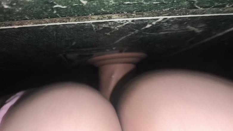Theblackxxx: In de badkamer met een dildo en een pik