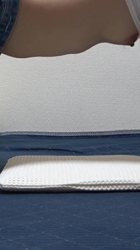 Micro tanga jeans shorts, bunda, coxas e pernas, uma sala onde fofa esbelta menina japonesa provoca exercícios