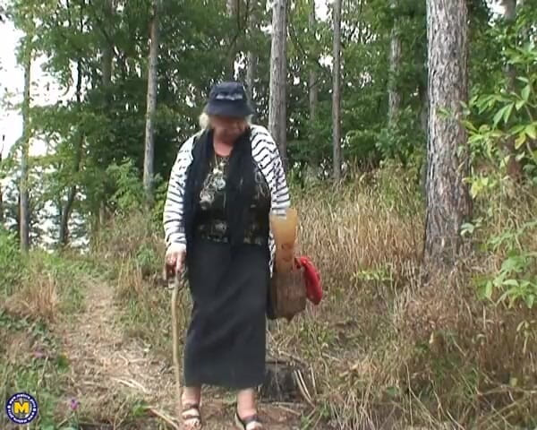 Mature NL: Vollbusige oma fickt und lutscht