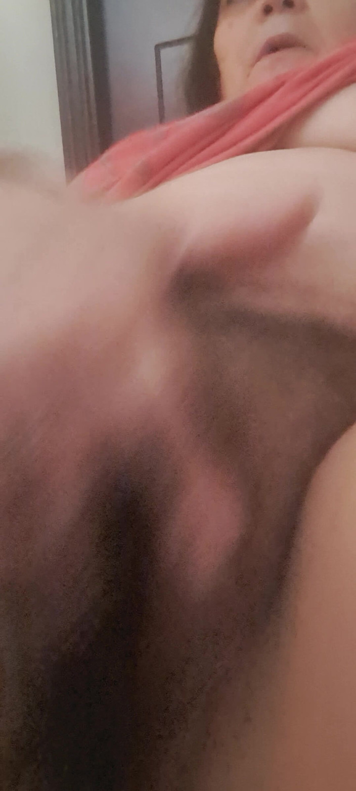 Mommy big hairy pussy: Nadržená máma, předvádí své tělo a její kundičku je opravdu...