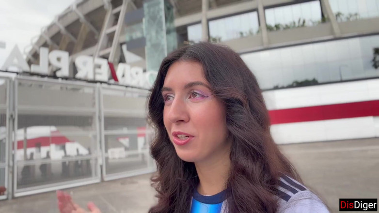 Dis Diger: jucătoarea de fotbal Katty West prinde un fan lângă stadionul...