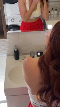Ateşli kızıl saçlı gerçek evli kadın kısa mini etekli seksi file çorap giyiyor amını ve büyük götünü teşhir ediyor
