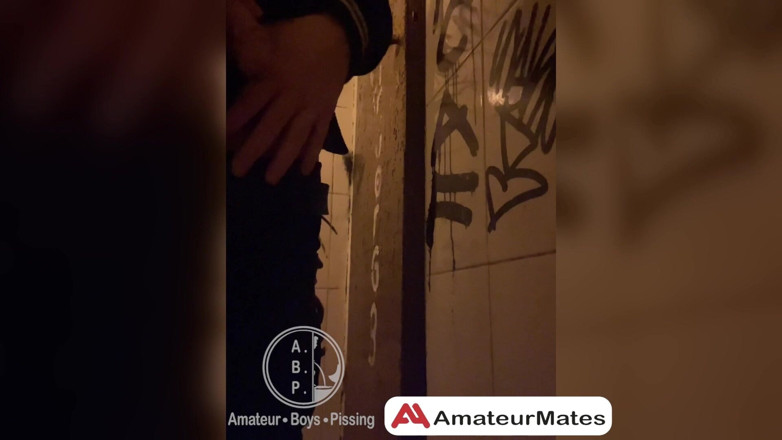 AmateurBoysPissing: Bir barın tuvaletlerine işerken izleniyor...
