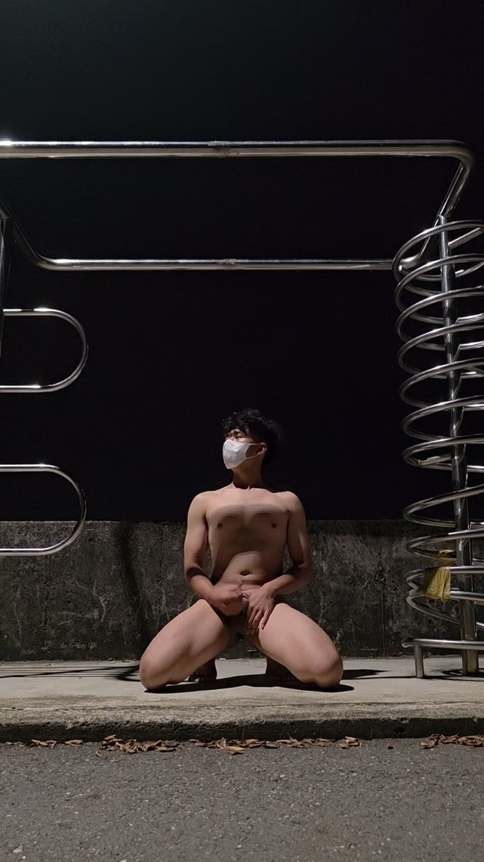 Chen Allen: Desiderando di essere visto, gioca nudo in strada