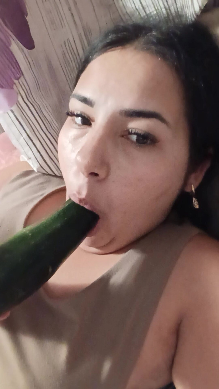 Miriamdavid97: Soția sexy suge cukkini pentru alt băiat