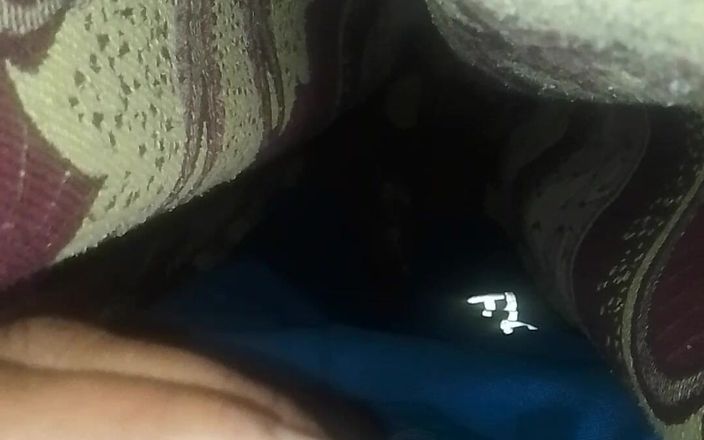 Deshi Indian boy: Индийский паренек мастурбирует под одеялом