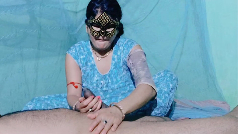 NituRandi94: El amigo de la madrastra india le masajeó el pene...