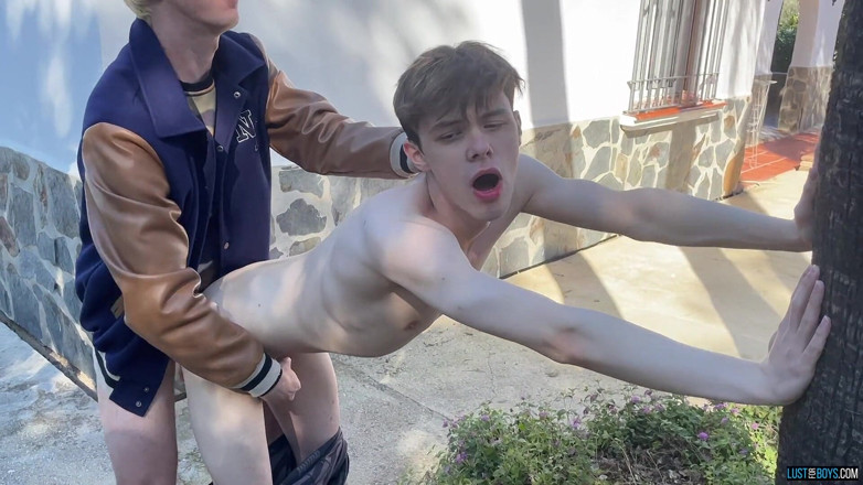 Lust for boys: Ragazzo pazzo magro inculato all'aperto - parte 2