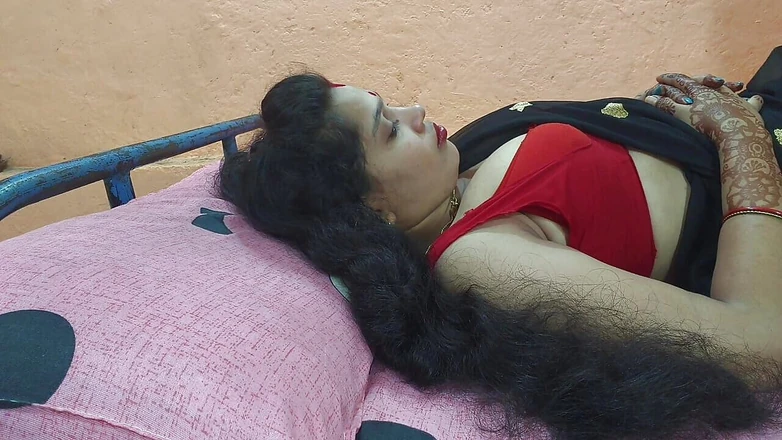 Sona bhabhi: Mia moglie sexy vuole baciare e unirsi alla scopata hardcore...