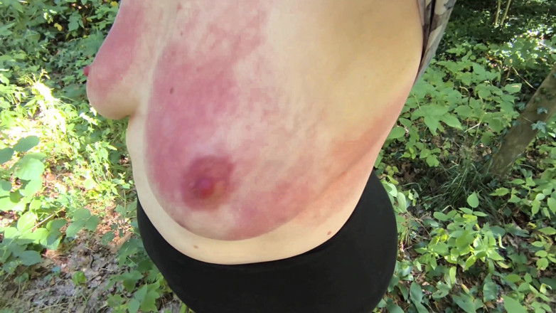 Bouncy Tits Action: Sâni roșii în pădure