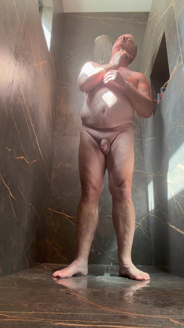 GottaLuvBB: Înregistrare de dragoste la duș