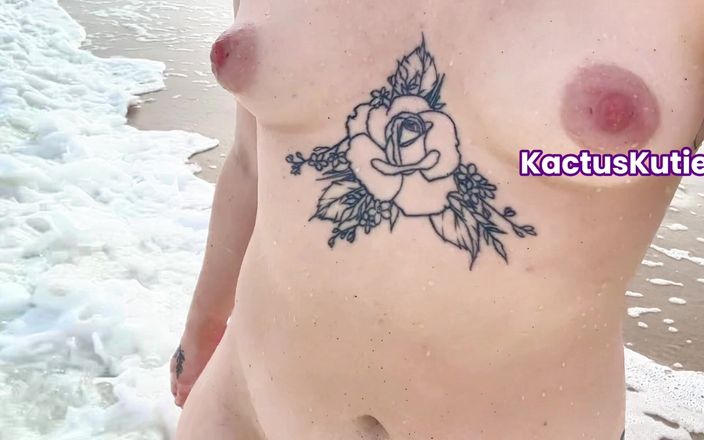 Kactus kutie: Une fille poilue se promène sur une plage naturiste