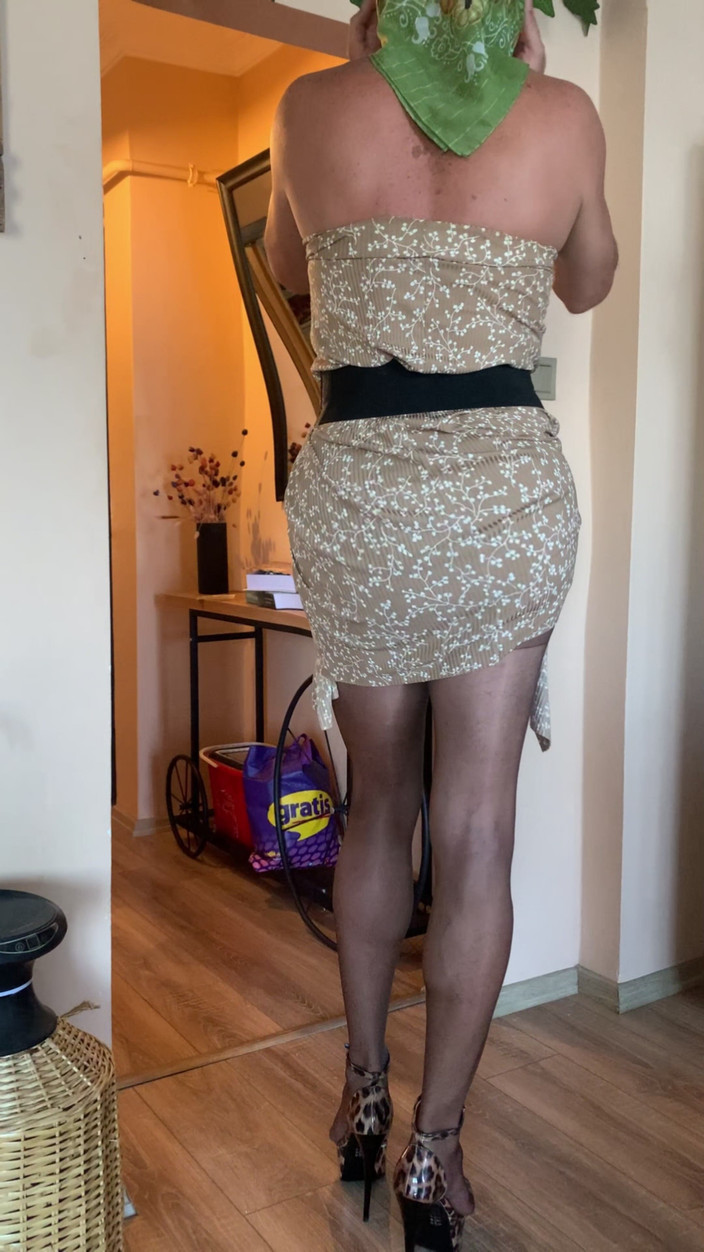 cd_aysemmm: Я показала свой хуй доставщику пиццы (без лифчика, без трусиков)