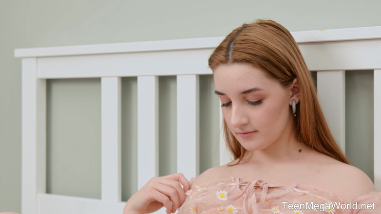 Teen Mega World: Linda trabaja duro hasta el orgasmo