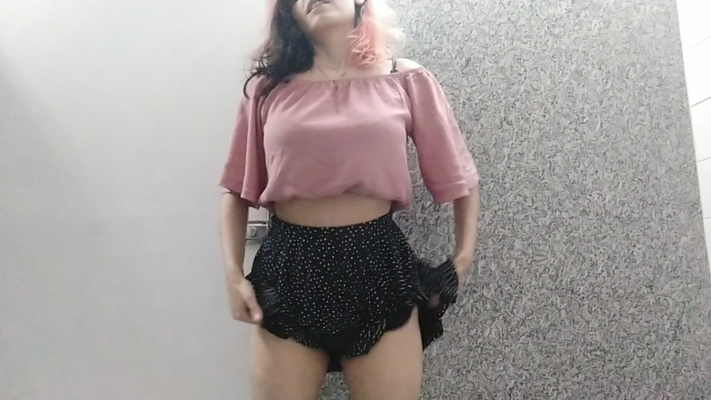 Ms Candy Bunny: Expunere într-o baie de stat