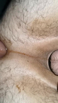 Fuckmachine pieprzy moją dupę głęboko z ogromnym dildo