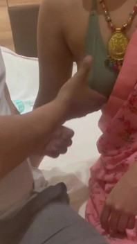 Bhabhi desi dikongkek oleh bekas kekasihnya di rumahnya bersendirian
