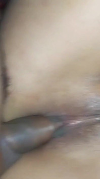Eu faço sexo secreto com o amigo do meu marido, nós fodemos duro até ele gozar na minha buceta