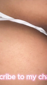 El intră în camera mamei sale vitrege pe timp de noapte și o face să aibă un orgasm