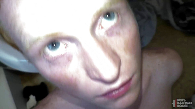 Boys half-way house: Ginger twink feita para lamber banheiro em humilhante duro bareback...
