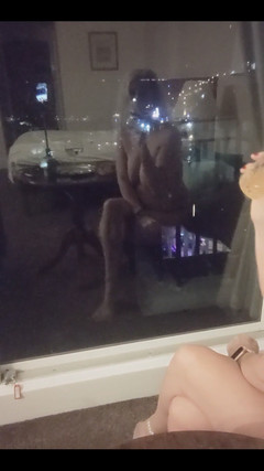 Maggie Moon: Încercând să fie un pic arty cu reflecție mea în fereastră...