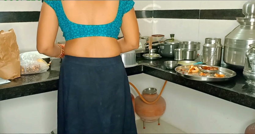Kavitha_Vintho_: Mătușă indiancă desi în bucătărie soțul nostru sex în picioare cu sex...