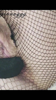 Otevřu svou obrovskou díru a strčím ti ji pod nos, abych čichala a lízala moji neoholenou kundu Ginnagg