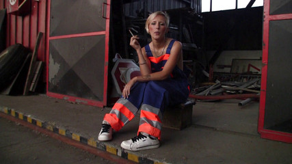 Smoke it bitch: 甜美的小奶子金发少女抽烟