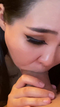 오지는 펠라를 해주고 거대한 얼굴 사정을 받는 아시아 십대