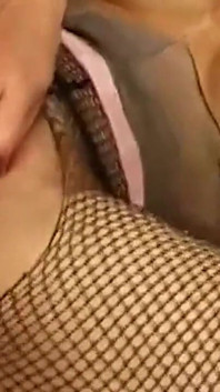 Mamă sexy blondă în plasă este pizda mâncată și futută tare