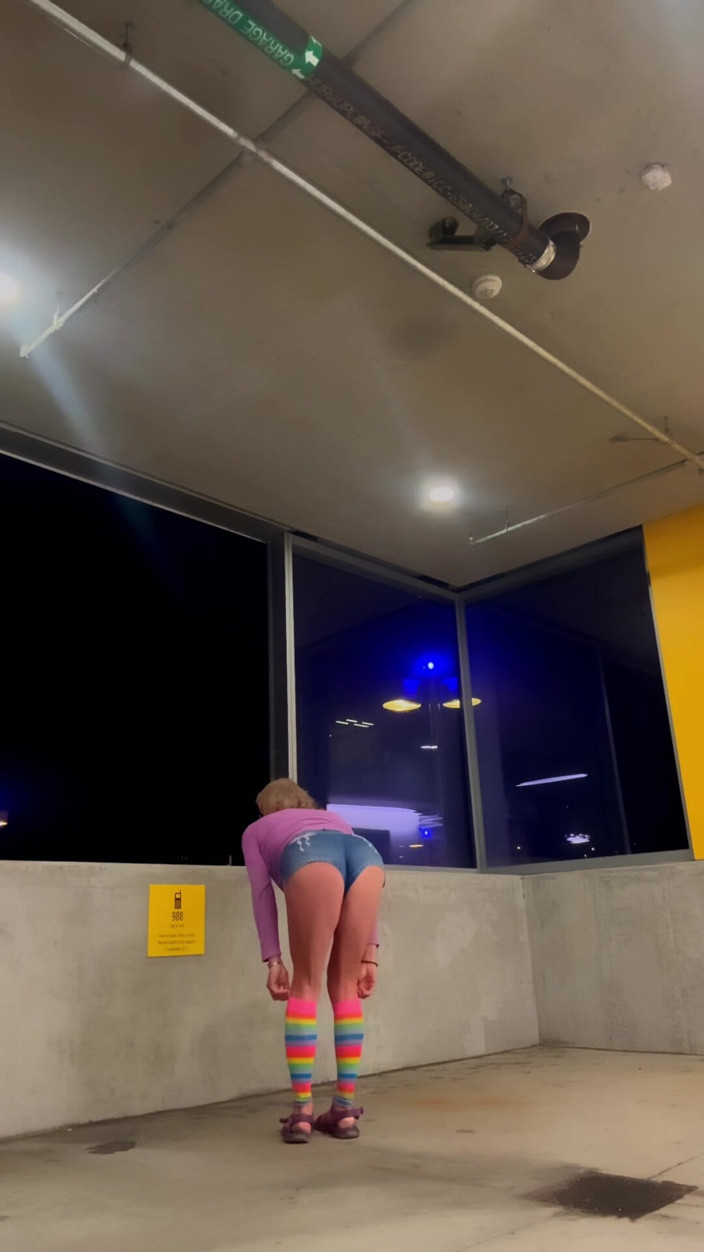 CindieLove: Sexy sissy shorts nel garage nel centro città