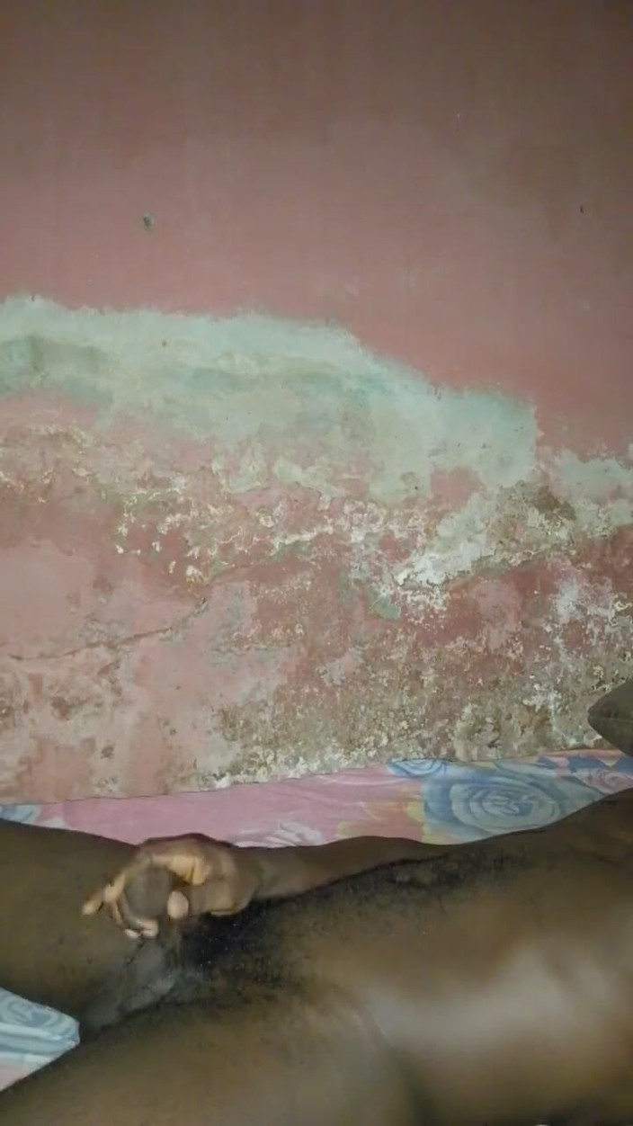Masturbator emmy: O pulă mare se pișă și îi fute patul vizibil