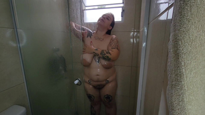 alucidfever: 在她淋浴时观看性感的胖美女