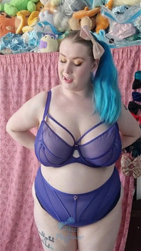 Rochie din latex și unboxing de lenjerie - fată solo