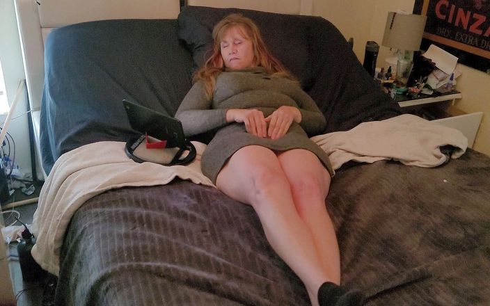 Sexycrittler: Napalona żona masturbuje się hitachi do orgazmu