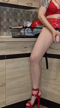 Lady angela sinnlicher strapon pOV rote freuden rote latex-dessous, tätowierte göttin