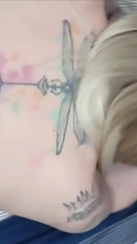 Une blonde sexy se fait prendre en levrette et éjaculer sur le visage