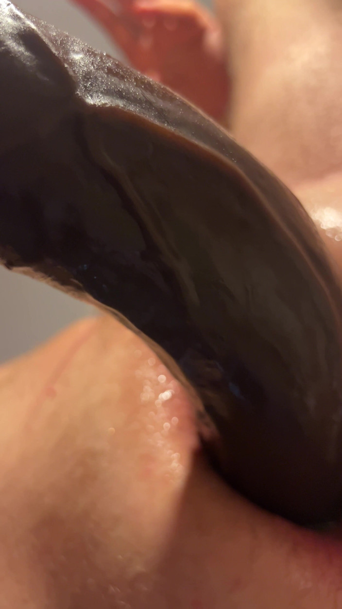 Almaviva: Jag rider min svarta dildo på alla fyra