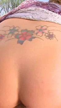 Mujer tetona complaciendo a su hombre